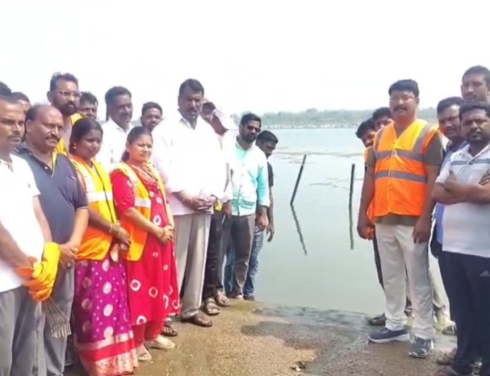 గోదావరి పరిశుభ్రత కార్యక్రమంలో పాల్గొన్న సంక్షేమ శాఖ మంత్రి అడ్లూరి లక్ష్మణ్ కుమార్