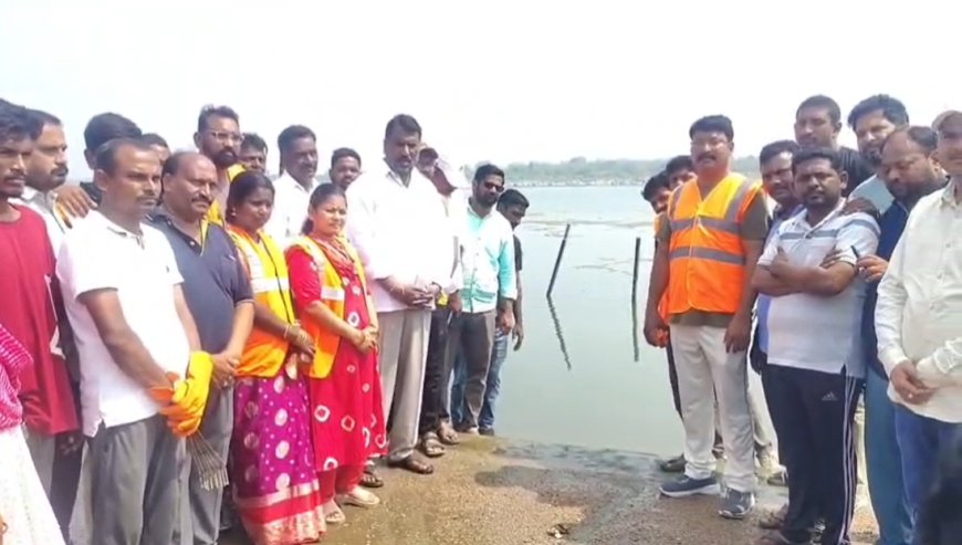 గోదావరి పరిశుభ్రత కార్యక్రమంలో పాల్గొన్న సంక్షేమ శాఖ మంత్రి అడ్లూరి లక్ష్మణ్ కుమార్